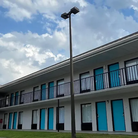 Clarion Inn & Suites Kissimmee-Lake Buena Vista South-2