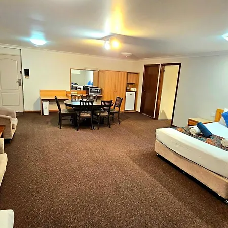 Hilltops Retreat Motor Inn-3