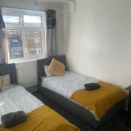 London Budget Maisonette-3
