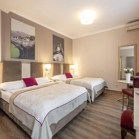 Hotel Junior By Max 70-3