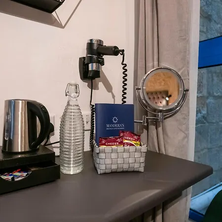 Mandera'S Boutique Suites & Dorms-3