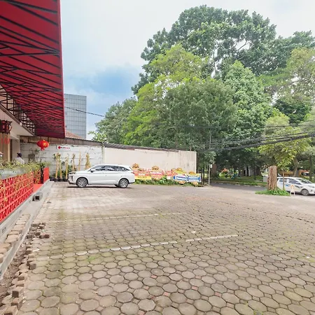 Reddoorz Premium Near Paris Van Java Mall-3