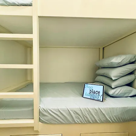 Charming 2 Bedroom With Amenity Views And Free Parking-3