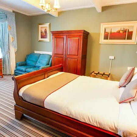 Oyo Lamphey Hall-3