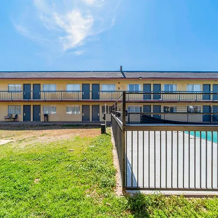 Castle Inn & Suites By Oyo Chickasha-2