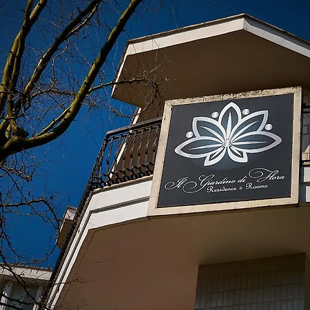 Il Giardino Di Flora Con Piscina & Jacuzzi-3