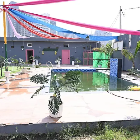Play Royal Grand Resort Perfect Party Space-2
