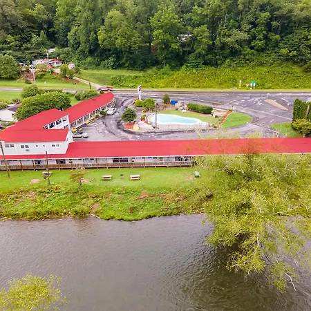 Lloyd'S On The River Country Inn By Oyo-3