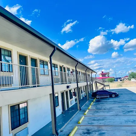 Oyo Garden Inn And Suites Pearsall I-35 East-3