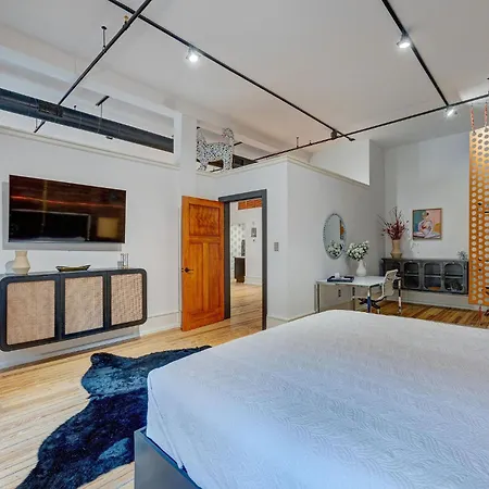 Luxe 220, Unit 2 - Front Street Suite-3