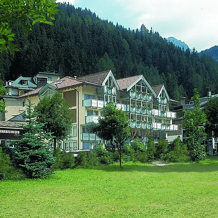 Hotel Dolomiti Schloss-3