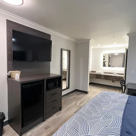 Cloud 9 Inn Lax-2