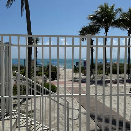 Castle Beach Studio,Tennis Court And Swimming Pool With Beach Access-2
