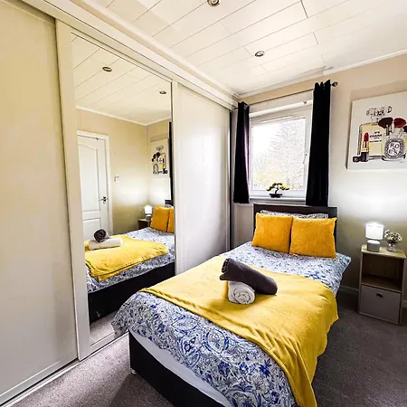 Cozy 3 Bedroom House Near Ari And City Centre, Ab16, Wifi, Parking, Netflix, Pet - Friendly-3
