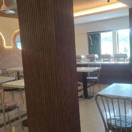 Hotel Hi City Inn Near Isbt-3