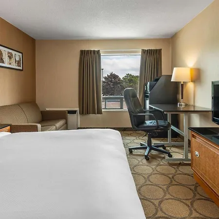 Clarion Pointe-2