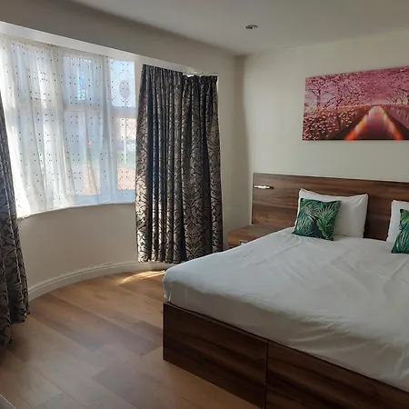 Langley Guest House Nr Pinewood Studios-2