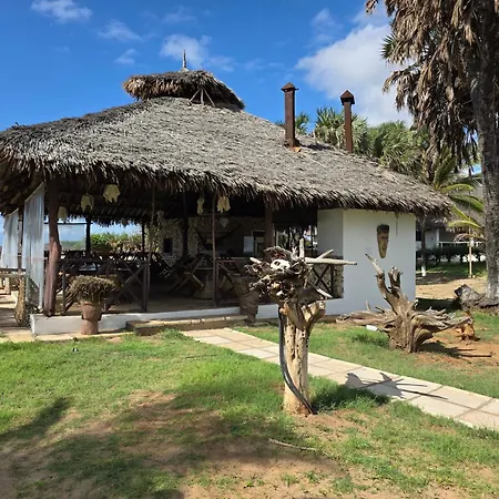 Karibuni, Villa 107, Beachfront Stay With Restaurant, Pool & Bar-3