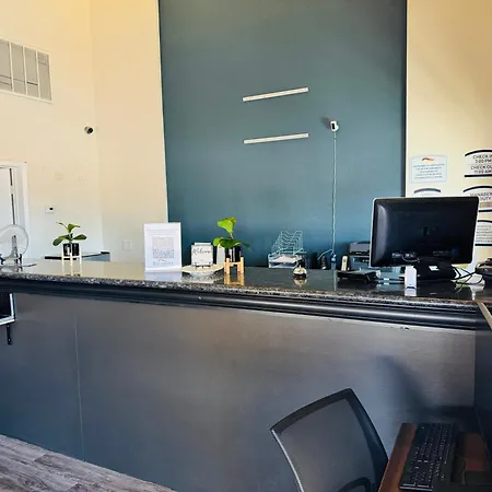 Baymont By Wyndham Bakersfield-3