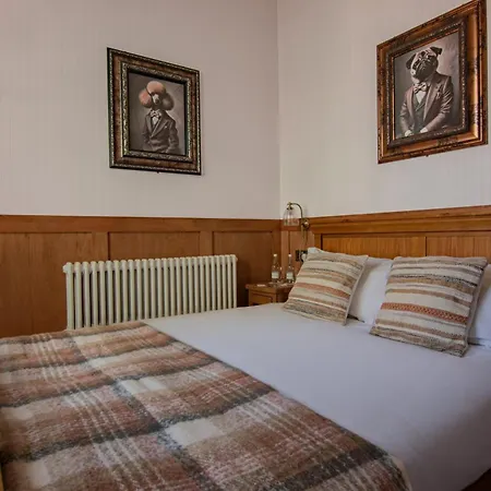 The Old Farmhouse Pub And Rooms-2