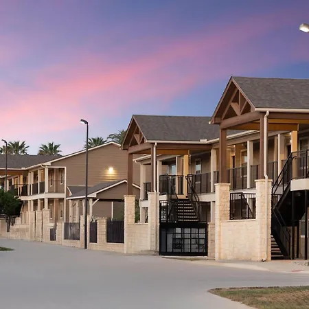 Eagle'S Den Suites Carrizo Springs A Travelodge By Wyndham-3
