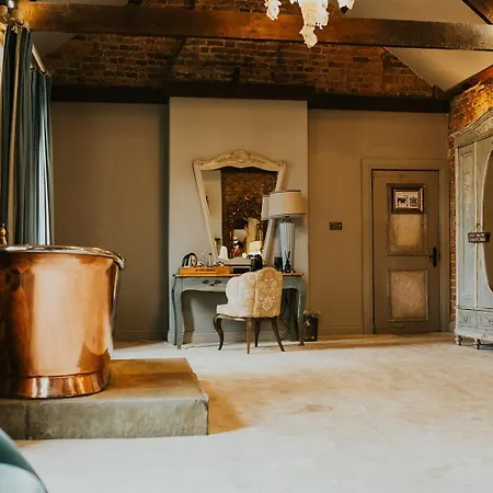 Le Petit Chateau & William De Percy-2