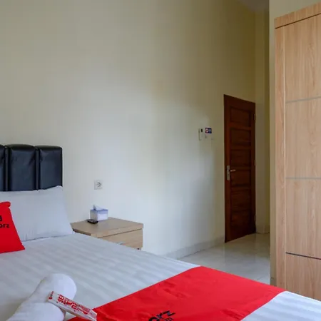 RedDoorz Syariah near Purwosari Train Station-3