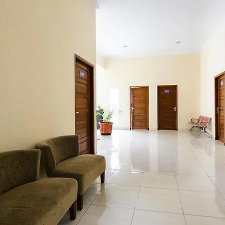 Reddoorz Syariah Near Purwosari Train Station-2