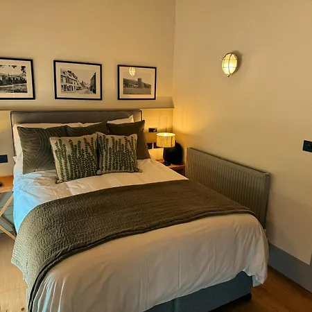 Rooms At The Vine Tree-3