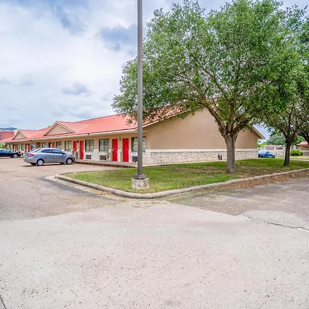 Days Inn & Suites By Wyndham Beeville-2