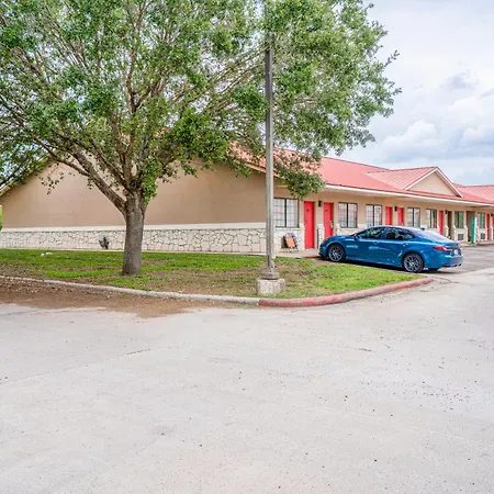 Days Inn & Suites By Wyndham Beeville-3