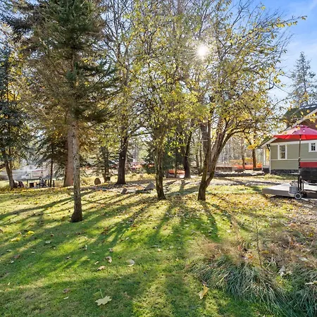 Quiet Waterfront Cottage On The Little Spokane River-3
