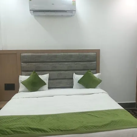 Hotel Whitehouse Ac Family Room-2