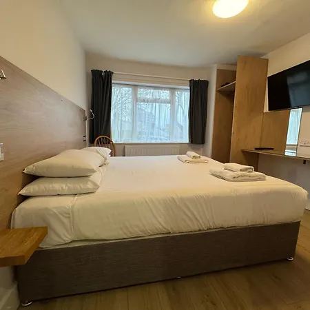 Brentwood Hotel & Apartments-3