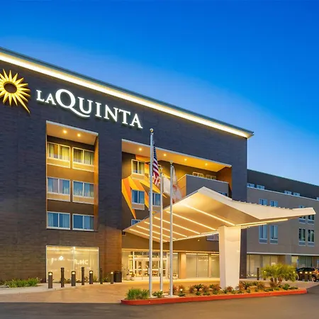 La Quinta Inn & Suites By Wyndham La Habra-3