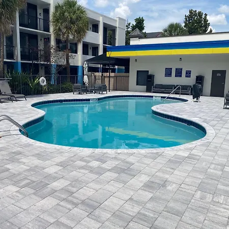 Days Inn & Suites By Wyndham Orlando Airport-2