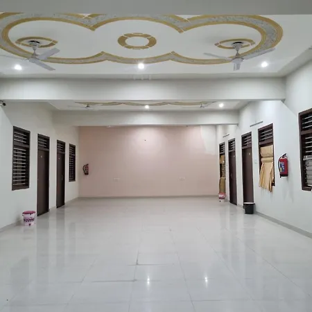 Hotel Crystal International - Near Prem Mandir By Mukund-3