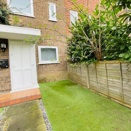 Spacious Double Bedroom With Private Bathroom Ensuite And A New Quality Mattress In London Canary Wharf For Short Stay Or Long Let Near O2 And Excel Exhibition Centre With Easy Reach From All Airports In Around London-3