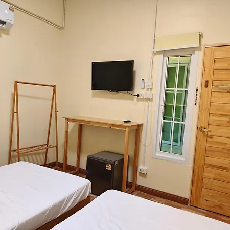 Latitude 13 Room & Breakfast-3