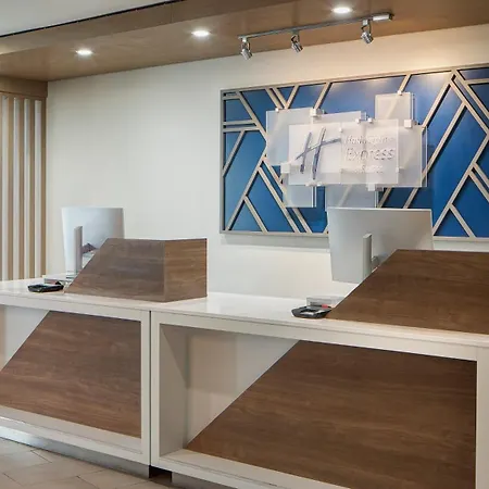 Holiday Inn Express Dallas Market Center By Ihg-2