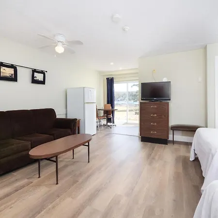 Lions Head Beach Motel & Cottages - Waterfront-2