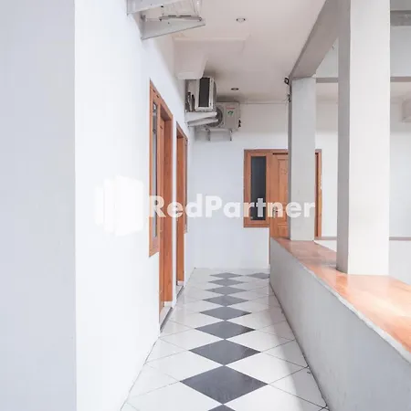 Crown Residence Hotel near Tugu Yogyakarta Mitra RedDoorz-3