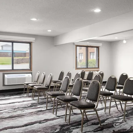 Ramada By Wyndham Cedar Rapids South-2