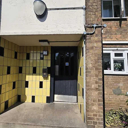4 Bedroom House Rented By The Room-2