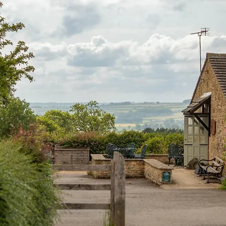 Banbury Hill Farm Bed & Breakfast-2
