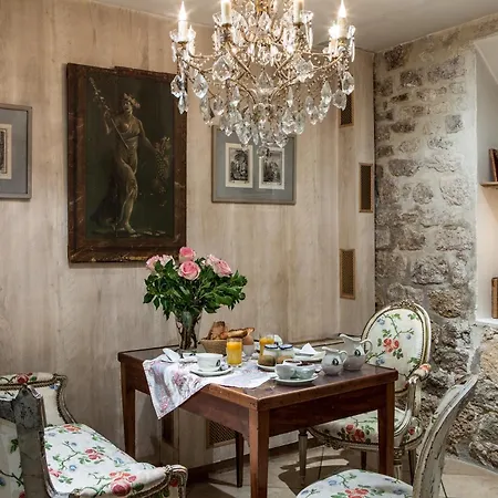 Hotel Caron De Beaumarchais-3