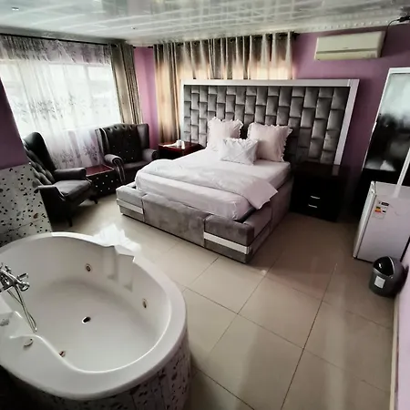 Alexzy'S Lodge Guesthouse-3