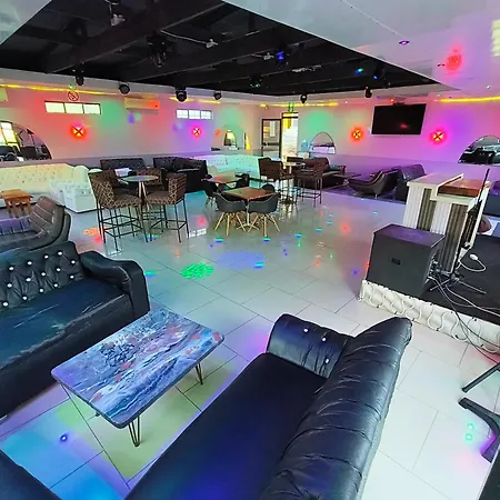 Alexzy'S Lodge Guesthouse-2