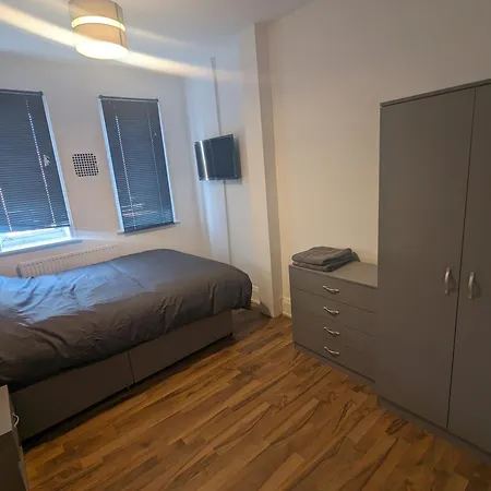 The Noisy Rooms-2