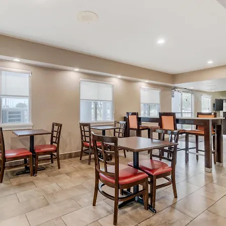 Quality Inn & Suites Near Six Flags And Medical Center-3